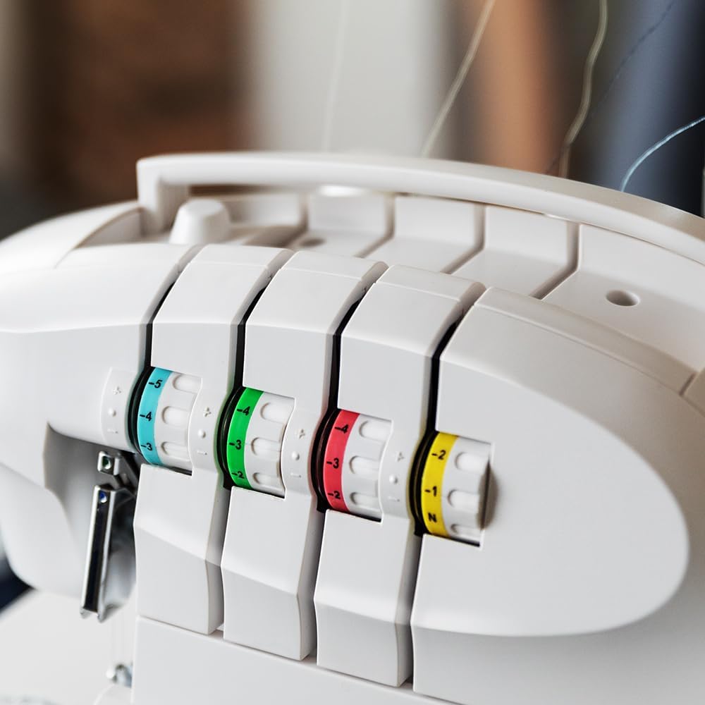 Cecotec Máquina de Coser, Remalladora BelleCouture OverLock, 1100 rpm de Velocidad, Presión de Prénsatelas Ajustable, Avance diferencial, Funciones de Puntada de 4 Hilos y Kit de Accesorios