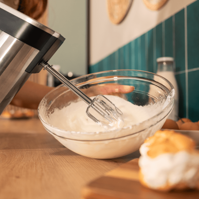 PowerTwist 500 Full Steel Batidora de varillas con un motor de 500 W, 5 velocidades más función Turbo y tres accesorios: varilla de globo, varillas batidoras y garfios amasadores.